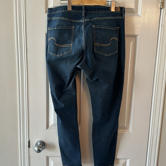Women’s Levi Jeans - Picture 5 of 6
